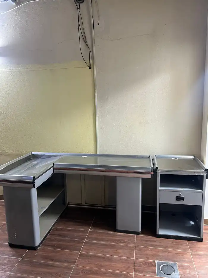 طاولة محاسب كاشير مستعملة للبيع 2