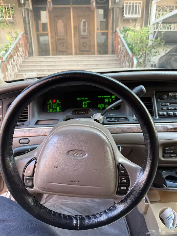 فورد كراون فكتوريا 8