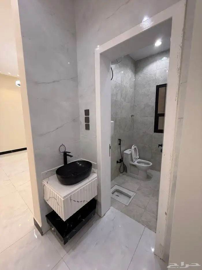 للبيع دور أرضي (شقه )بعماره دورين حي الراقي خميس مشيط 600 10