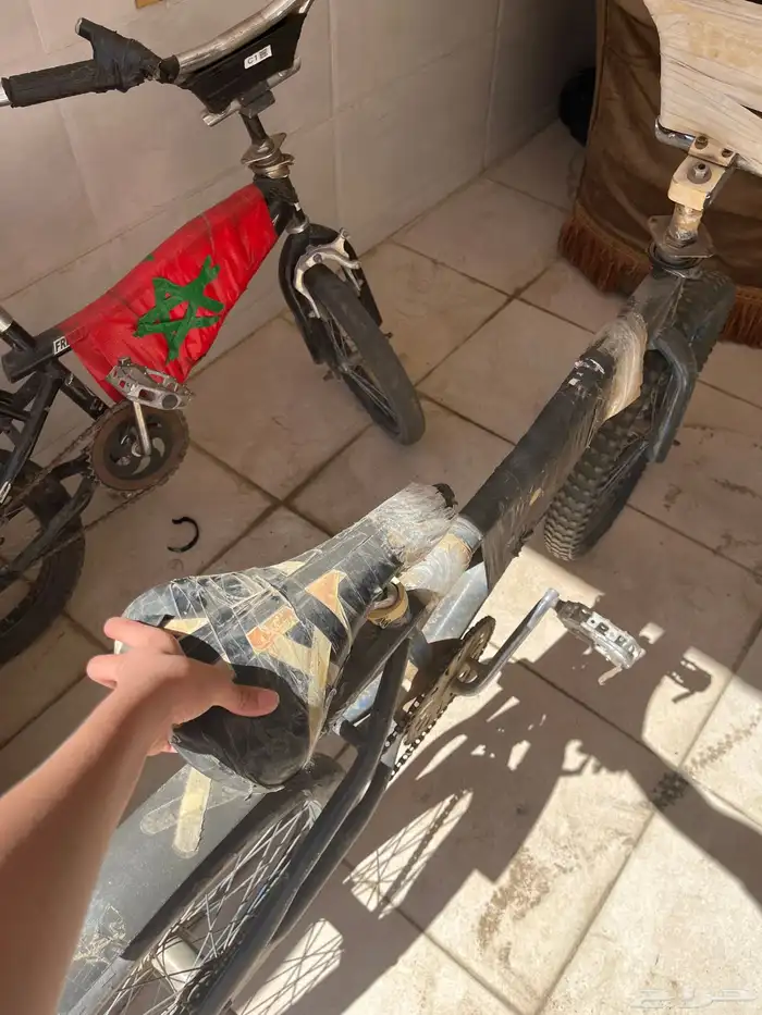 سياكل واحد مقاسه 18 والكبير مدري كم مقاسه والله 1