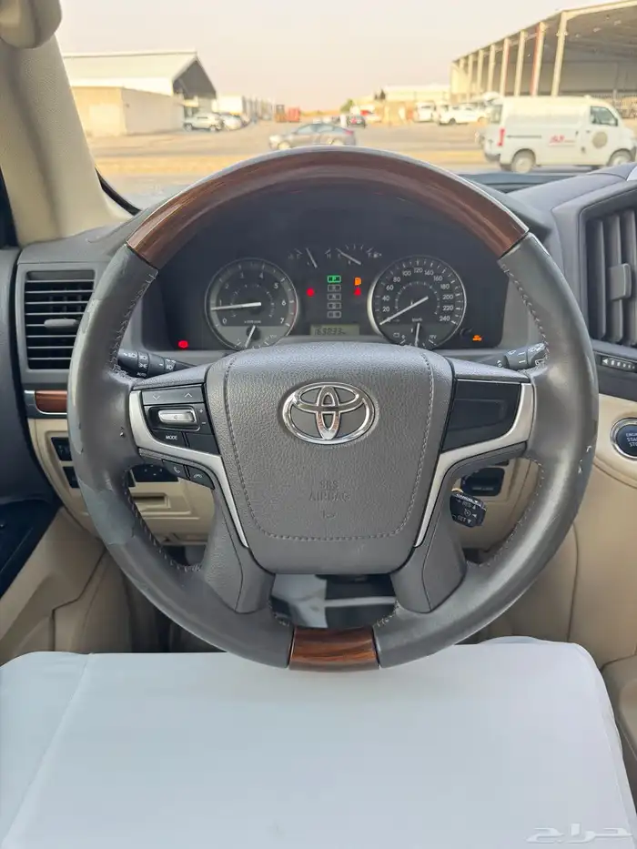 للبيع تويوتا لاندكروزر 2017 - فل كامل بحالة الوكاله - خليجي 10