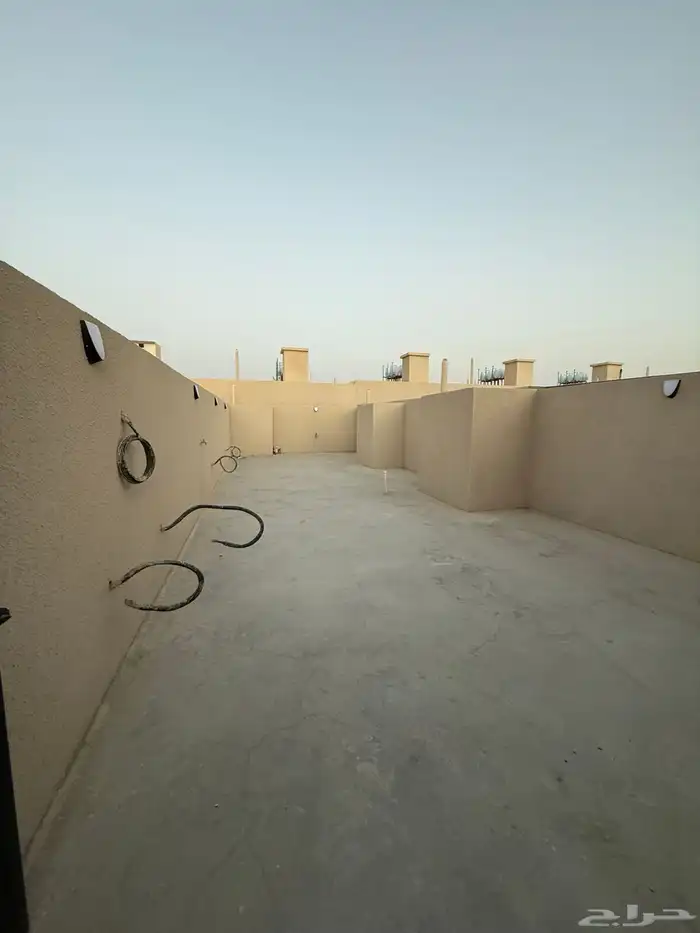 للبيع دور أرضي بحوش وشقق علويه بسطح حي الضيافه خميس مشيط 24