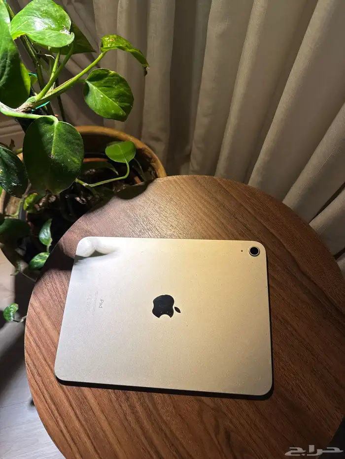 ايباد الجيل العاشر اصدار 18.5 لايوجد به خدوش   كيبورد جديد 0