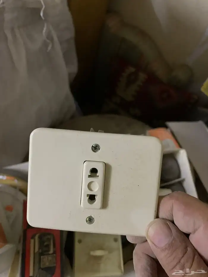 أفياش بيوت قديمة مفيش مروحة 16