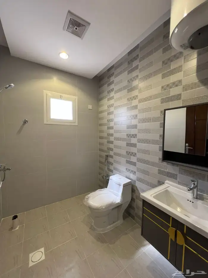 اخر روف بملحق للبيع بحي النعمان قرب الرصراص والقاعدة الجوية 46