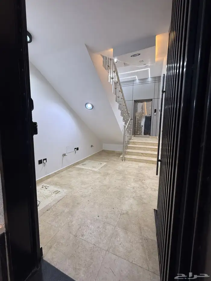 للبيع دور أرضي بحوش وشقق علويه بسطح حي الضيافه خميس مشيط 12