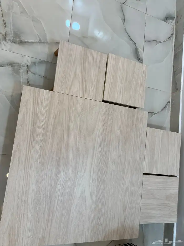 طاولة ارضيه مع اربع خدمة 4