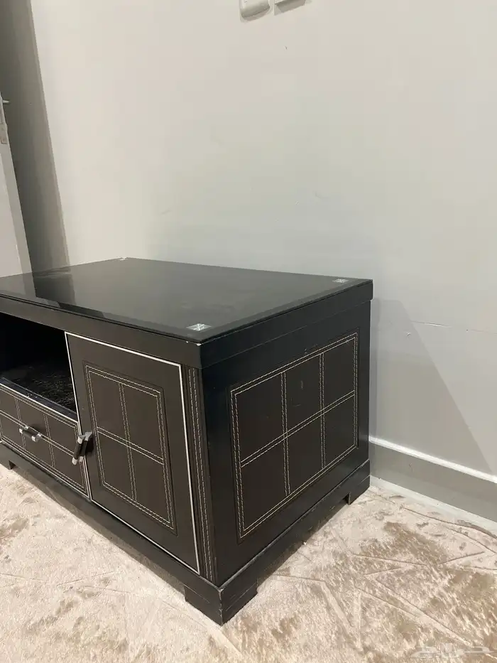 طاوله باللون الاسود مزينه بالجلد 2