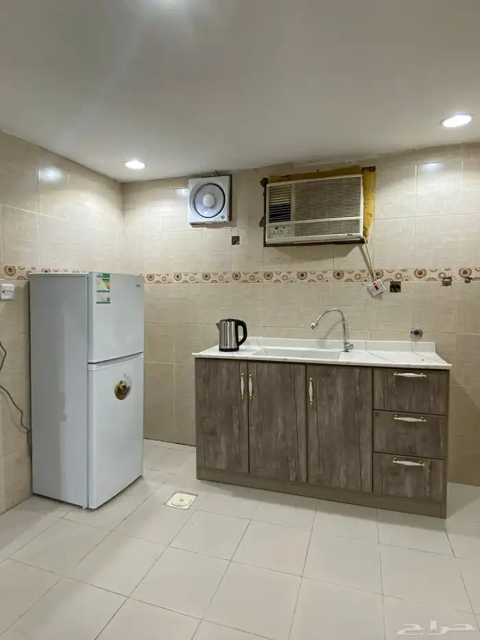 للإيجار شقة مفروشة مع حوش جزء من فلة في حي الحمدانية 8