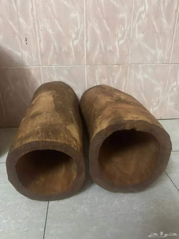 خشب جبلي النوع لوز اللون احمر 0