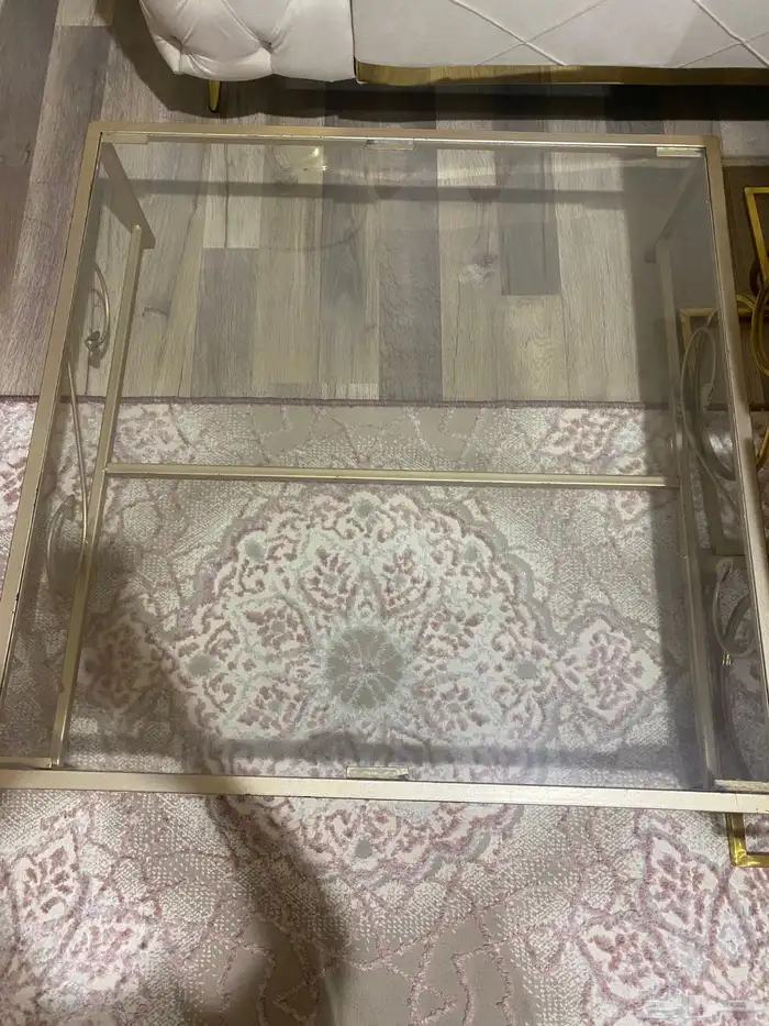 طاولة مع زجاج 0