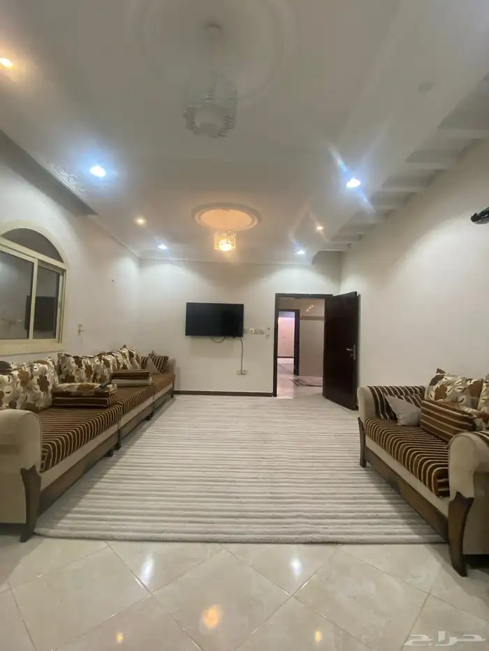 للإيجار شقة مفروشة مع حوش جزء من فلة في حي الحمدانية 0