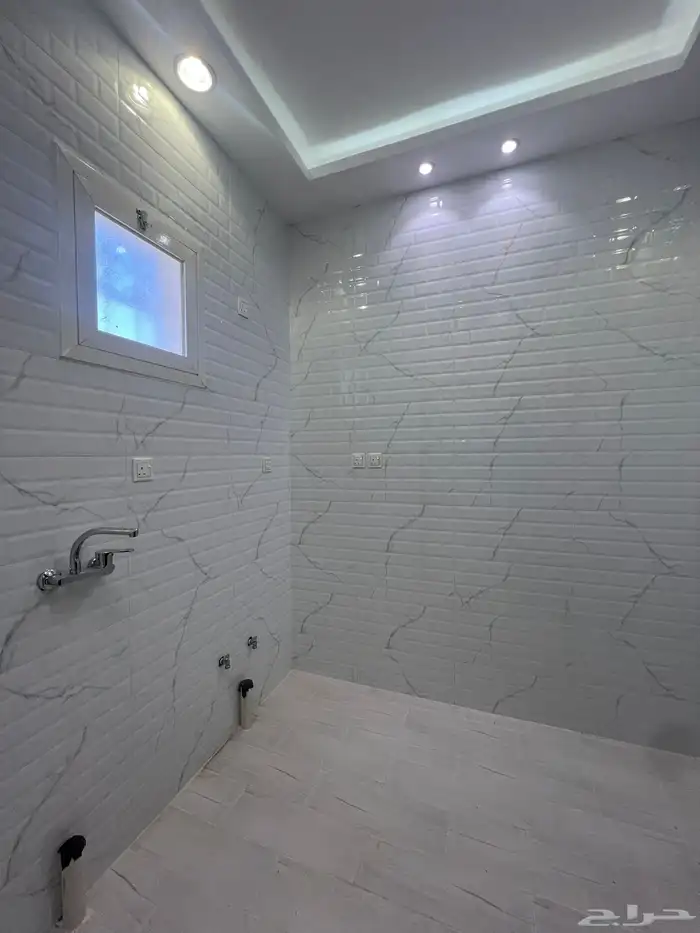 اخر روف بملحق للبيع بحي النعمان قرب الرصراص والقاعدة الجوية 21