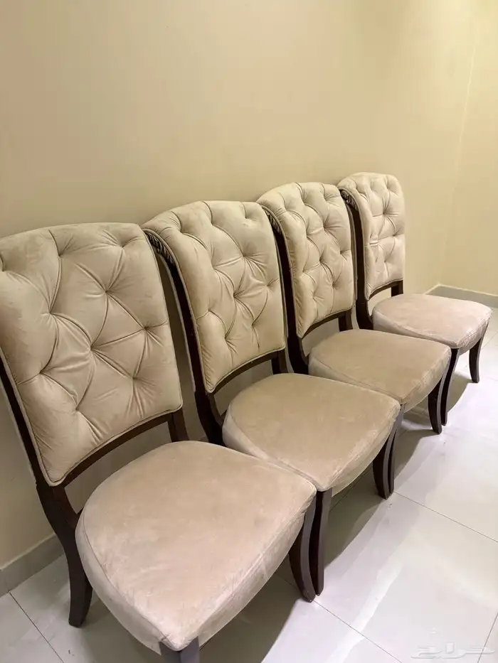 طاولة طعام 10 كراسي نظيفه مع دولاب وطاولة بوفيه 3