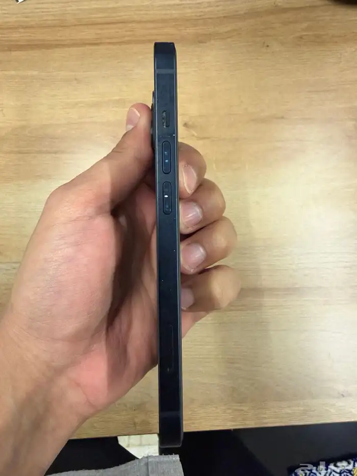 ايفون 13 العادي 128 مستعمل للبيع مع كرتونه واكسسواراته 2