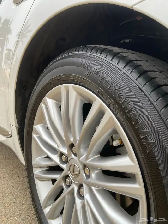 لكزس اي اس2017 مخزن تم البيع 14