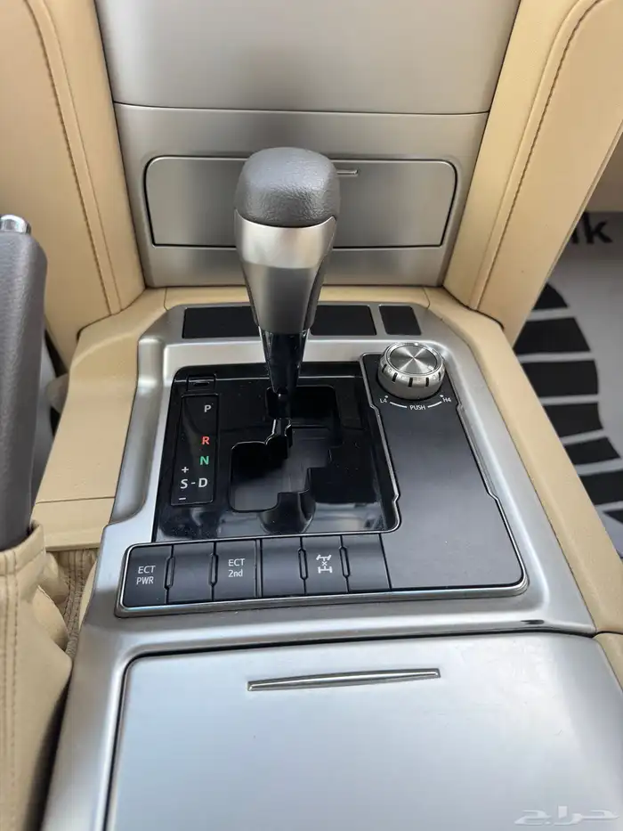 للبيع تويوتا لاندكروزر 2017 - فل كامل بحالة الوكاله - خليجي 13