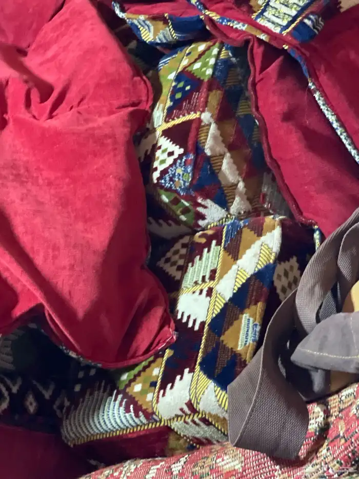 مساند العدد عشر حبات والمراكي ثلاث مع القطعه فوق المركي نظي 2