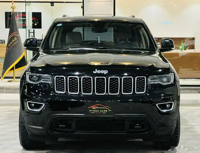 جراند شيروكي 2019 V6 لاريدو ( بحالة ممتازة ) 2