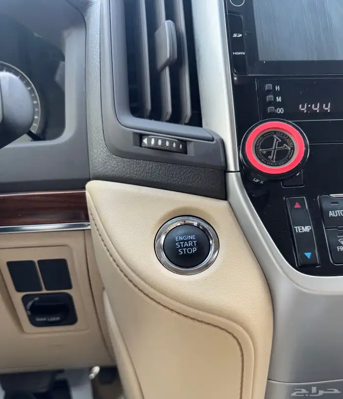 للبيع تويوتا لاندكروزر 2017 - فل كامل بحالة الوكاله - خليجي 14