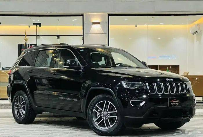 جراند شيروكي 2019 V6 لاريدو ( بحالة ممتازة ) 0