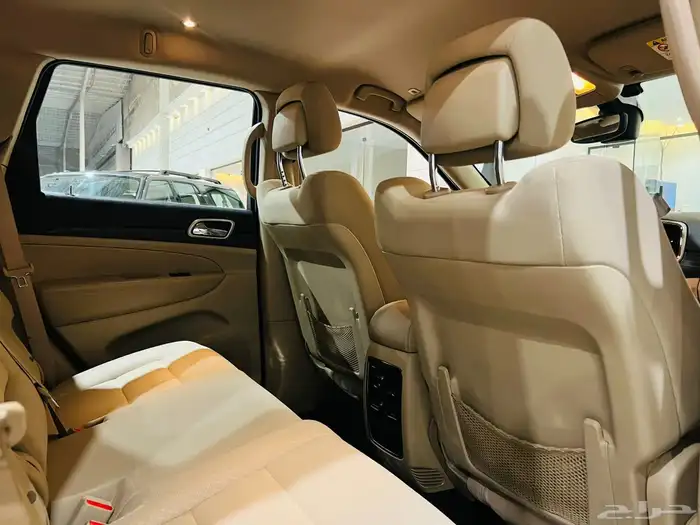 جراند شيروكي 2019 V6 لاريدو ( بحالة ممتازة ) 7