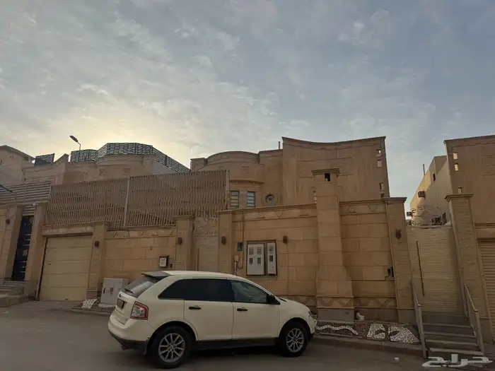 للبيع فلة بحي العزيزية مساحتها 550 م 0