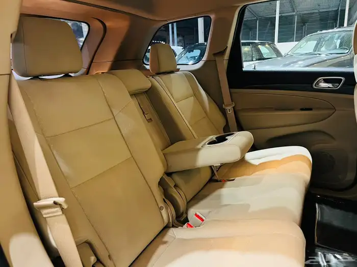 جراند شيروكي 2019 V6 لاريدو ( بحالة ممتازة ) 9