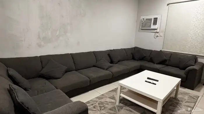 للبيع كنب نظيف وطاولة استقبال و طاولة تلفزيون 1