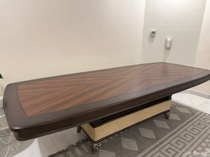 طاولة طعام 10 كراسي نظيفه مع دولاب وطاولة بوفيه 1