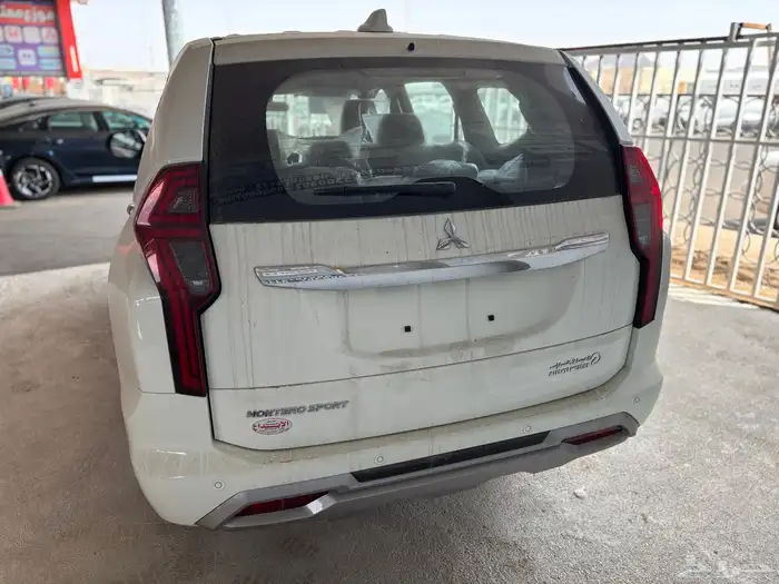 متسوبيشي مونتيرو استندر موديل 2025 3