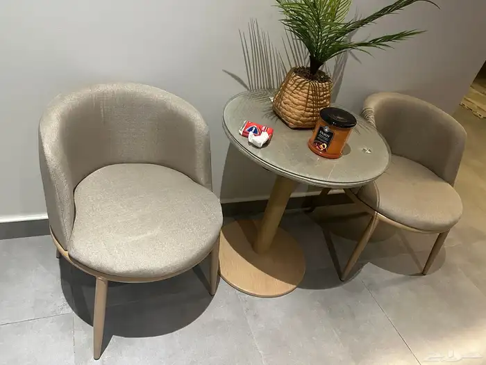 طاوله وكرسين 0