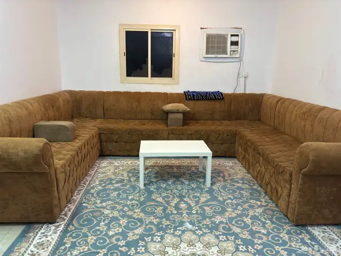 كنب ومساند وزوليه كلهم مع بعض بنفس السعر 1