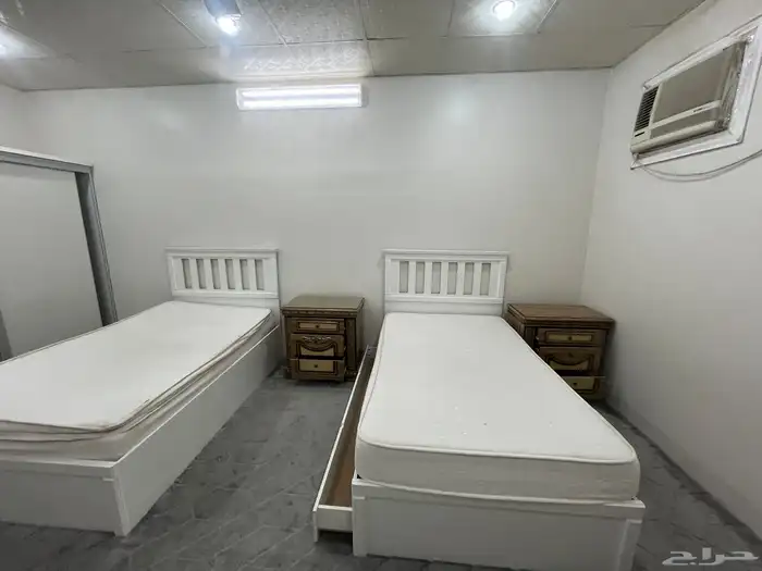 سرير مع كومدينة 0