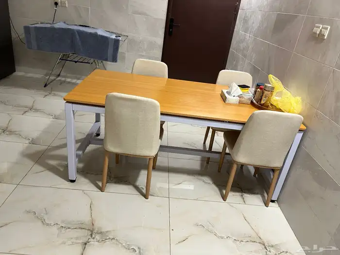طاولة طعام وكراسي 0