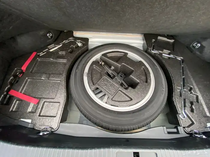 لكزس اي اس2017 مخزن تم البيع 13