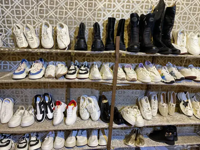 يوجد عندنا ساعات ونضارات وجزم تصفيات 4