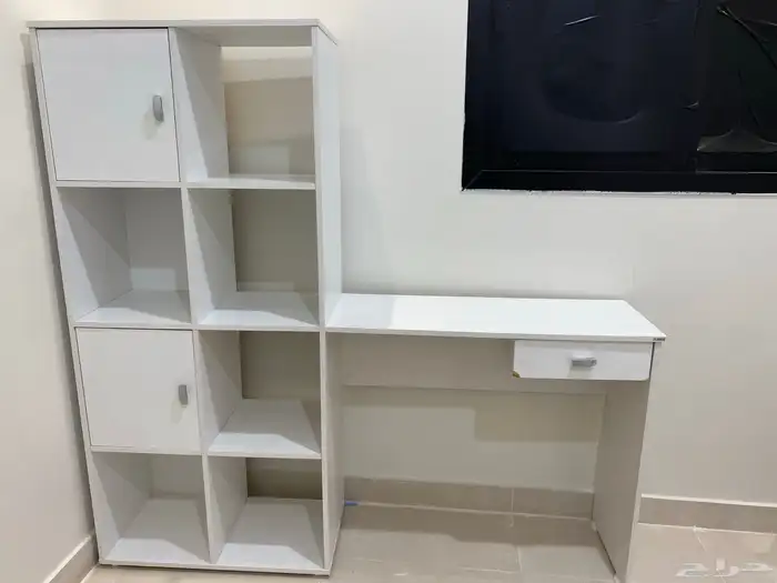 مكتب خشبي لون ابيض استعمال خفيف ونظيف 1