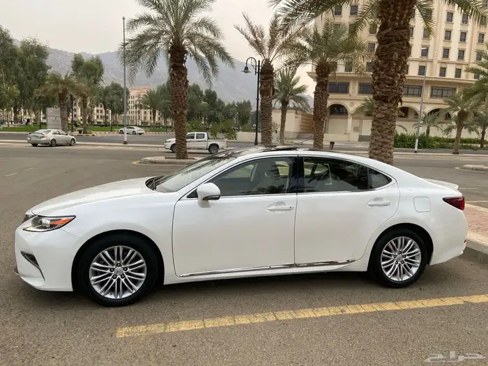 لكزس اي اس2017 مخزن تم البيع 1