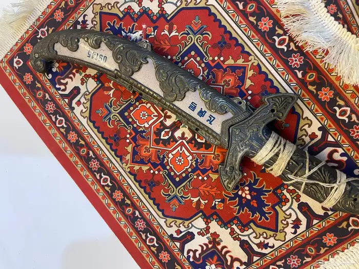 خنجر قديم علئ السوم لتواصل على الرقم 0