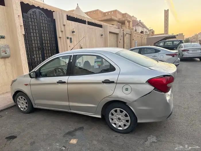 فورد فيجو 2018 مصدومه من الخلف البيع علي السوم 2