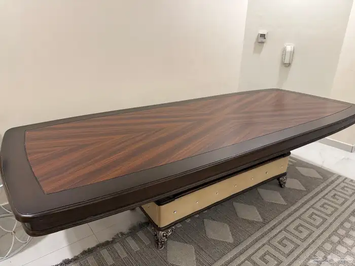 طاولة طعام 10 كراسي نظيفه مع دولاب وطاولة بوفيه 0