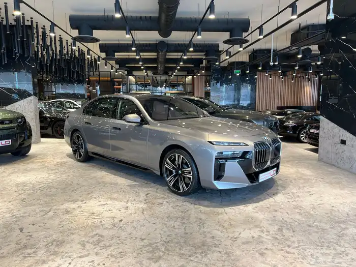 بي ام دبليو 735 - BMW 735i M Kit 2026 1