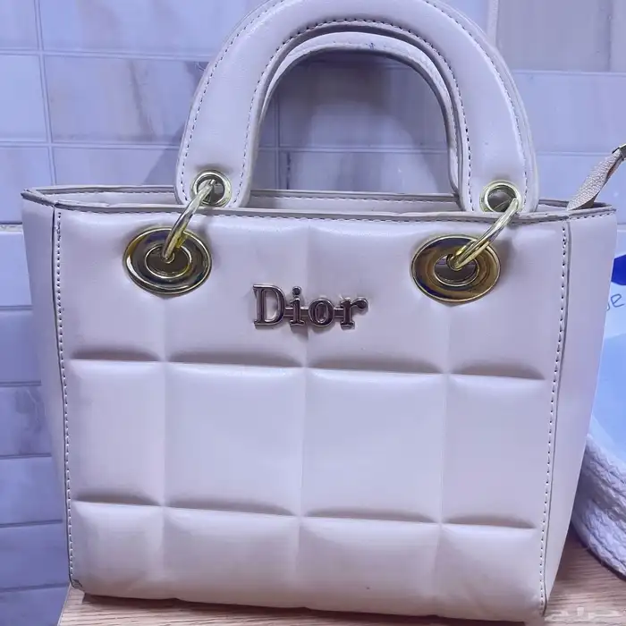 شنطة ديور نظيفه 0