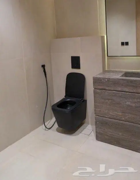 مجموعة كراسي معلقة وأدوات صحية سوداء 0