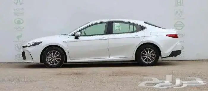 تويوتا كامري Eبلاس هايبرد اصفار سعودي 2025 1