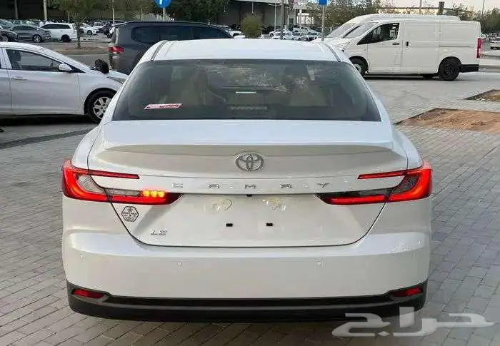 تويوتا كامري LE بنزين 2025 12