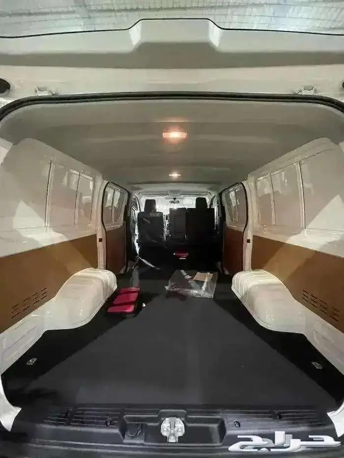 تويوتا باص فان سقف منخفض 2