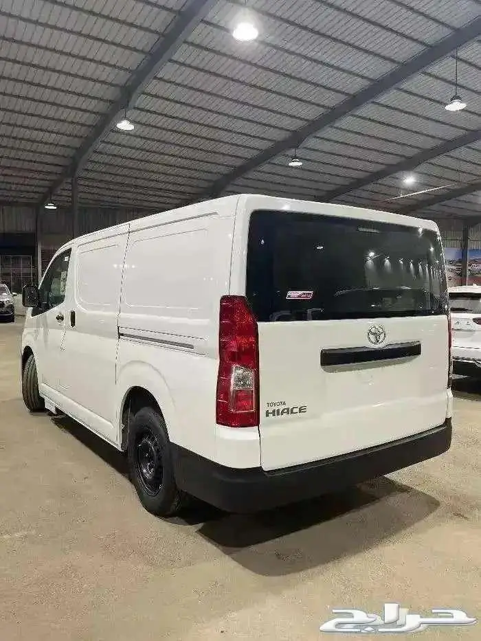 تويوتا باص فان سقف منخفض 1