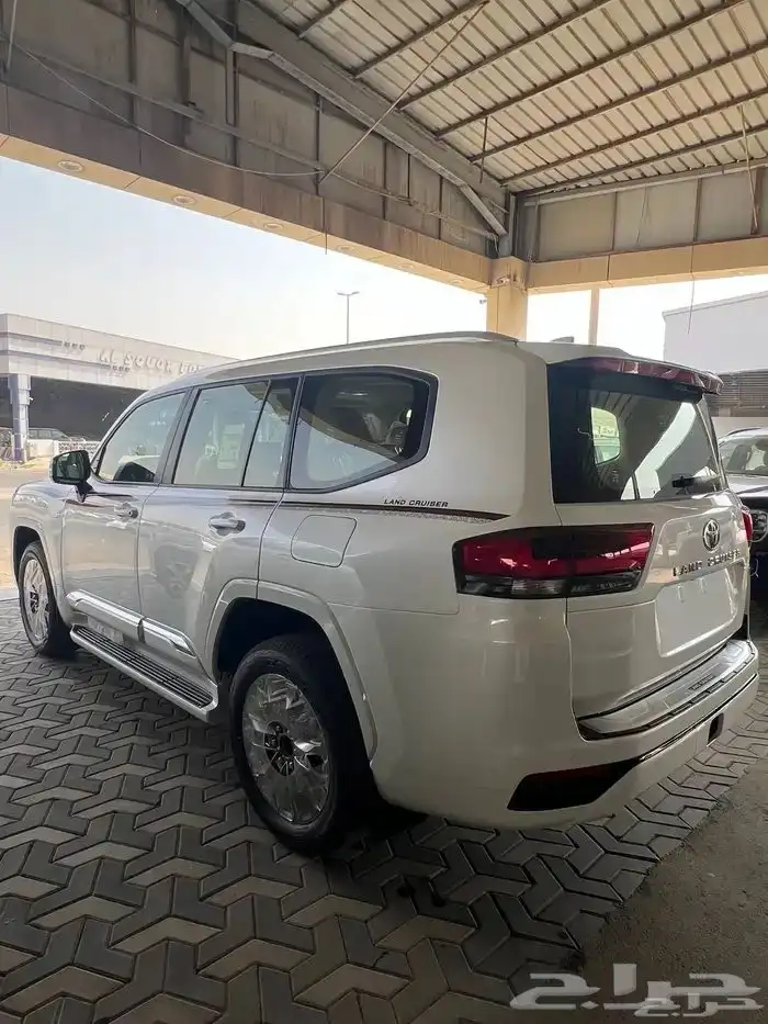 تايوتا لاندكروزر GXR L5 بريمي 2025 فل كامل 4
